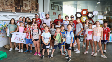 La escoleta 'Un Estiu de Ceràmica' acerca a los niños y niñas de Onda a la tradición y la historia del azulejo