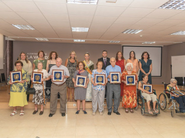 Valld'Alba ret homenatge als seus veïns més longeus i celebra una intensa jornada taurina