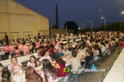 2.600 personas en la tradicional cena de 'pa i porta' de las Fiestas alcorinas