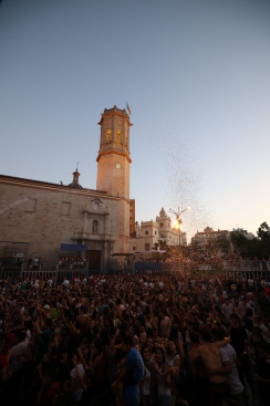 Burriana celebra su tradicional Entrada de Peñas y l'Esclafit que da inicio a las fiestas