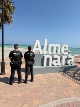 El retén de la Policía Local en la playa de Almenara atiende cerca de un centenar de consultas en su primer verano de funcionamiento