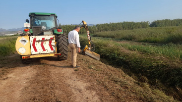 Moncofa refuerza la limpieza de caminos y acequias con maquinaria de la Diputación