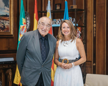 Begoña Carrasco recibe a Ignacio Perez de Heredia y Valle nuevo hijo adoptivo de la ciudad