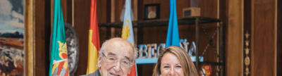 Begoa Carrasco recibe a Ignacio Perez de Heredia y Valle nuevo hijo adoptivo de la ciudad