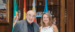 bego-a-carrasco-recibe-a-ignacio-perez-de-heredia-y-valle-nuevo-hijo-adoptivo-de-la-ciudad