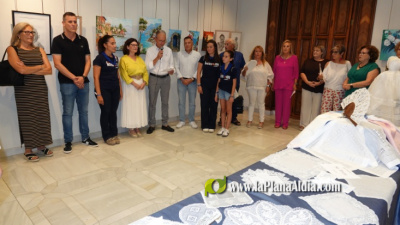 El centro social de Caixa Rural Burriana acoge la exposición de los trabajos de la asociación de Bolilleres i Mig Punt en Burriana