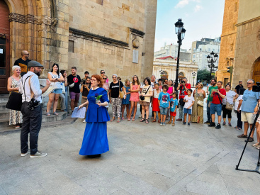 Ms de 60 persones participen en la primera visita teatralitzada sobre l'eclipsi de 1905 a Castell