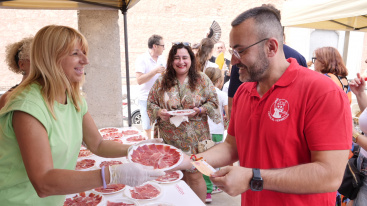 Éxito de la I jornada de tall de pernil solidario en la plaza Colom