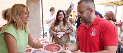 xito de la I jornada de tall de pernil solidario en la plaza Colom