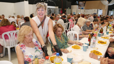 Éxito de la fiesta de la tercera edad con paella monumental en el Centre de Congressos