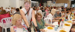 xito de la fiesta de la tercera edad con paella monumental en el Centre de Congressos