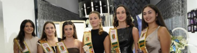 Las festeras muestran los manifest