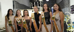 Las festeras muestran los manifest