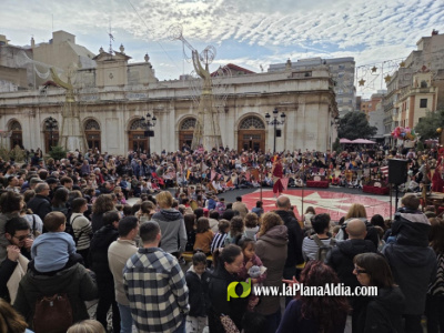 Un 'Nadal del Circ' lleno de malabares y acrobacias llena la Pla�a Major