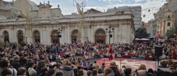 un-nadal-del-circ-lleno-de-malabares-y-acrobacias-llena-la-pla-a-major