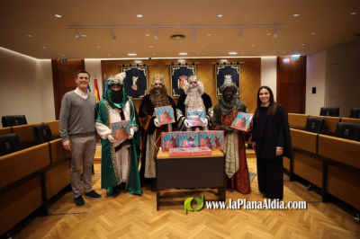 Los Reyes Magos traen a los centros educativos y edificios municipales de Burriana el juego de mesa 'De Bou a Bou' 
