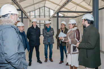 Bego�a Carrasco visita la instalaci�n del mercado provisional de Santa Clara, que encara su recta final