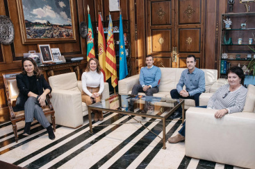 Bego�a Carrasco recibe a la nueva junta directiva del Nou Basquet Femen� para garantizar la continuidad del proyecto