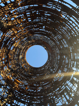 Trashformaciones presenta la escultura 'El �xido nunca duerme' en Almassora