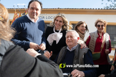 Marta Barrachina comparte con los vecinos y vecinas de Benic�ssim el D�a de las Paellas