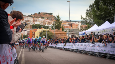 Onda se vuelca con el ciclismo internacional en la meta del Gran Premio Castell�n Ruta de la Cer�mica