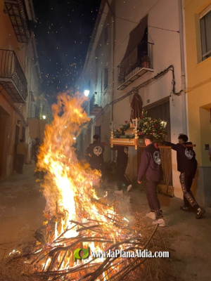 Castellnovo disfruta del fuego de San Antonio entre actos tradicionales y taurinos