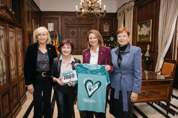 Bego�a Carrasco recibe la camiseta con el dorsal 7.000 para la X Marcha contra el c�ncer