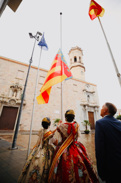 burriana-conmemora-el-9-d-octubre-uniendo-historia-folclore-y-tradicion-en-la-plaza-mayor