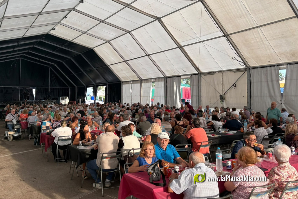 Almenara posa punt final a les seues festes patronals amb el berenar tradicional per a la gent gran