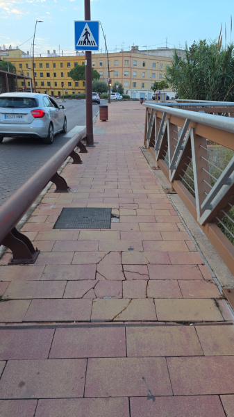 El PSPV acusa a Begoña Carrasco de olvidarse del Puente de Europa ante el deterioro de baldosas y el carril bici