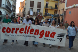 Aquesta vesprada, Vila-real va celebrar un Correllengua c�vic per a conmemorar el 9 d'octubre