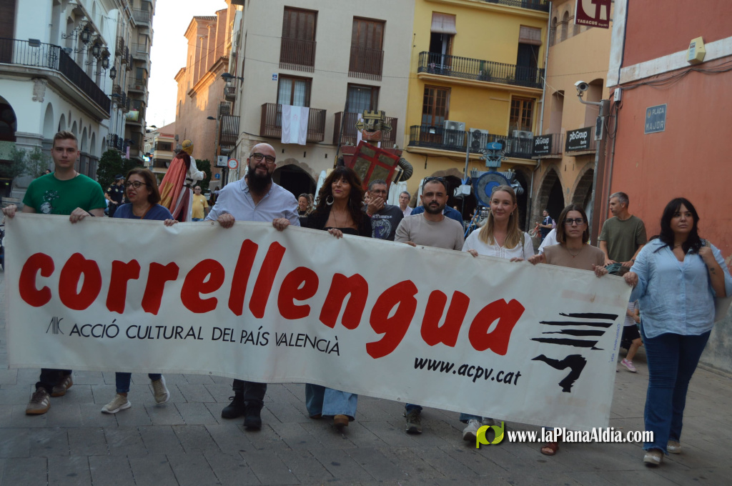 Aquesta vesprada, Vila-real va celebrar un Correllengua c�vic per a conmemorar el 9 d'octubre