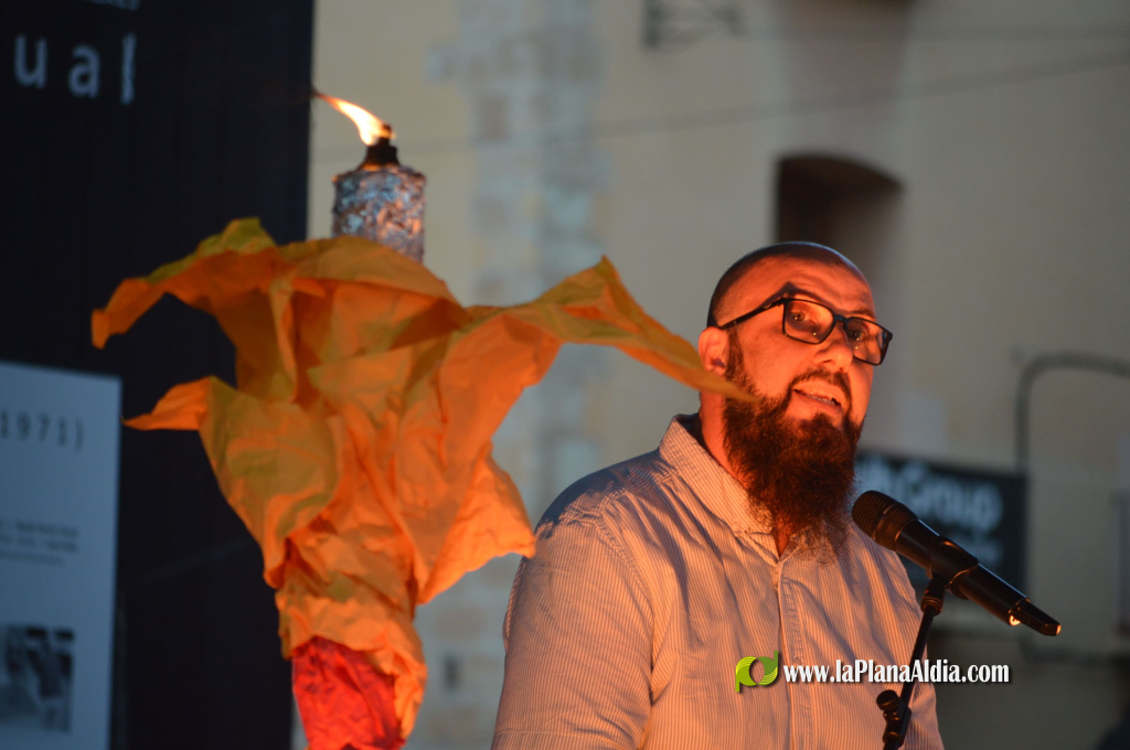 Aquesta vesprada, Vila-real va celebrar un Correllengua c�vic per a conmemorar el 9 d'octubre