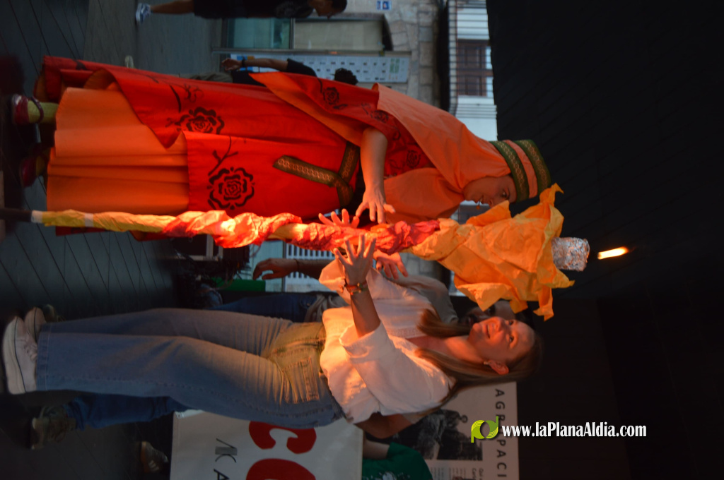 Aquesta vesprada, Vila-real va celebrar un Correllengua c�vic per a conmemorar el 9 d'octubre
