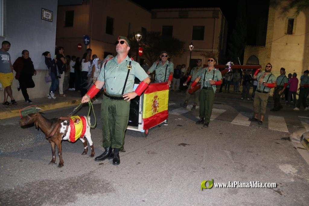 La cavalcada de disfresses plena de color Les Alqueries
