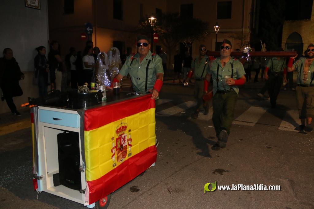 La cavalcada de disfresses plena de color Les Alqueries