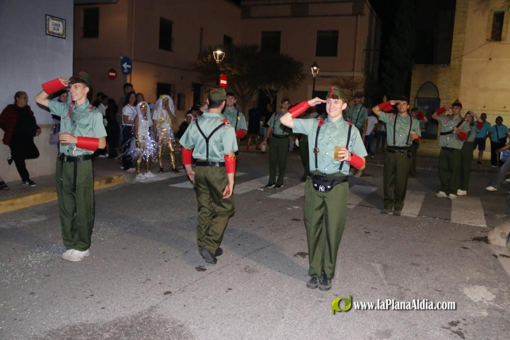 La cavalcada de disfresses plena de color Les Alqueries