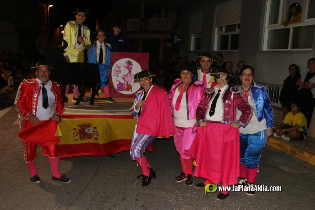 La cavalcada de disfresses plena de color Les Alqueries