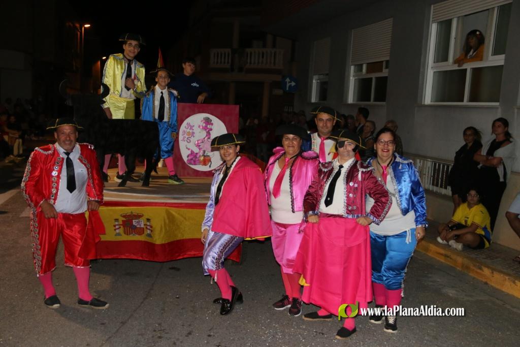 La cavalcada de disfresses plena de color Les Alqueries