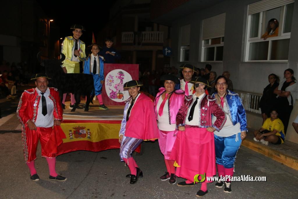 La cavalcada de disfresses plena de color Les Alqueries