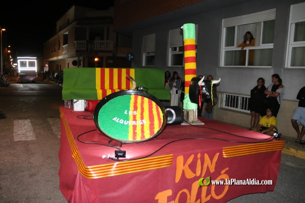 La cavalcada de disfresses plena de color Les Alqueries