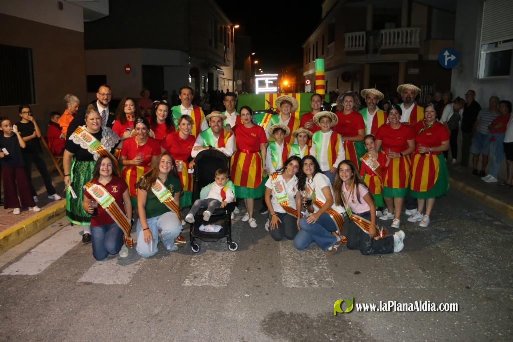 La cavalcada de disfresses plena de color Les Alqueries
