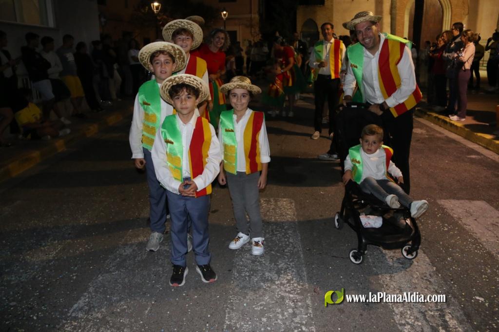 La cavalcada de disfresses plena de color Les Alqueries