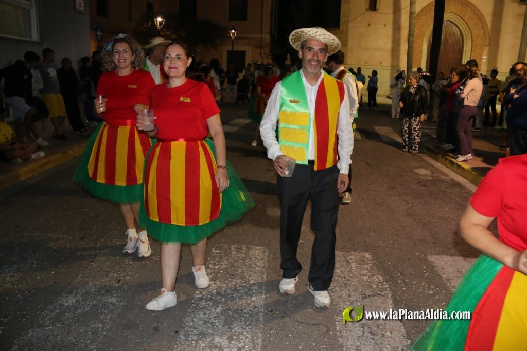 La cavalcada de disfresses plena de color Les Alqueries