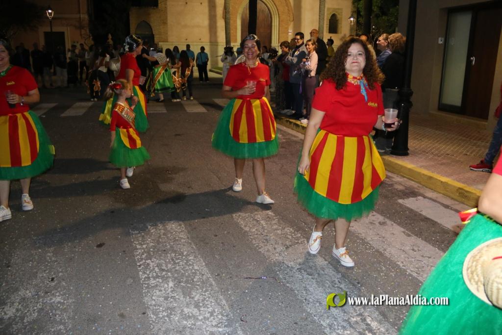 La cavalcada de disfresses plena de color Les Alqueries