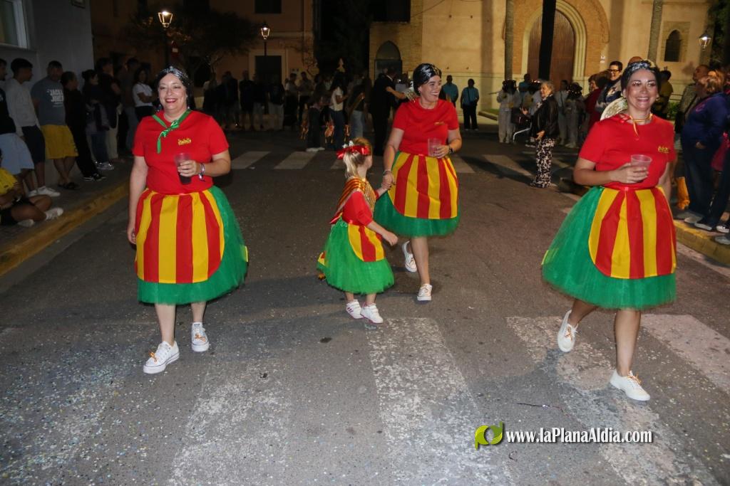 La cavalcada de disfresses plena de color Les Alqueries