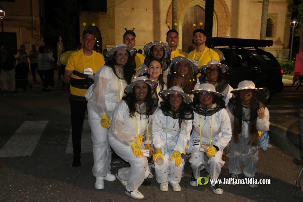 La cavalcada de disfresses plena de color Les Alqueries