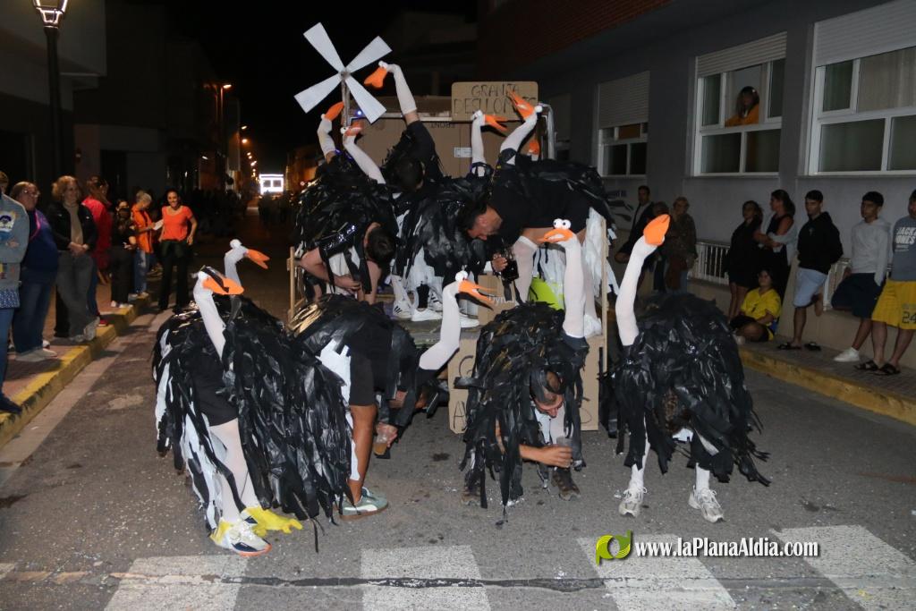 La cavalcada de disfresses plena de color Les Alqueries