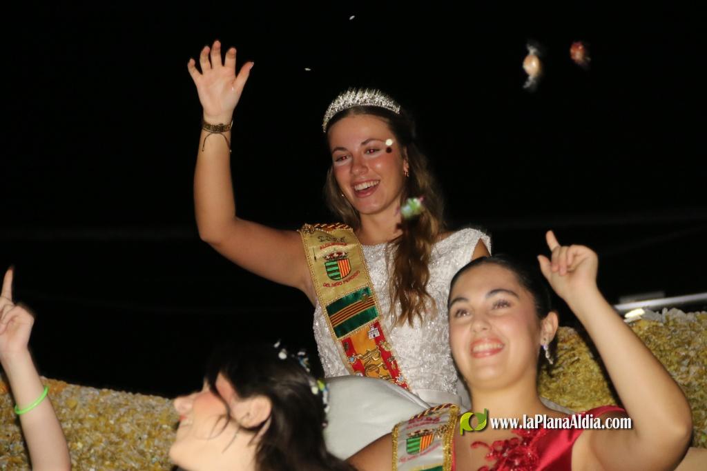 La cavalcada de disfresses plena de color Les Alqueries
