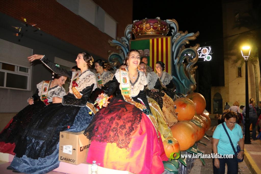 La cavalcada de disfresses plena de color Les Alqueries